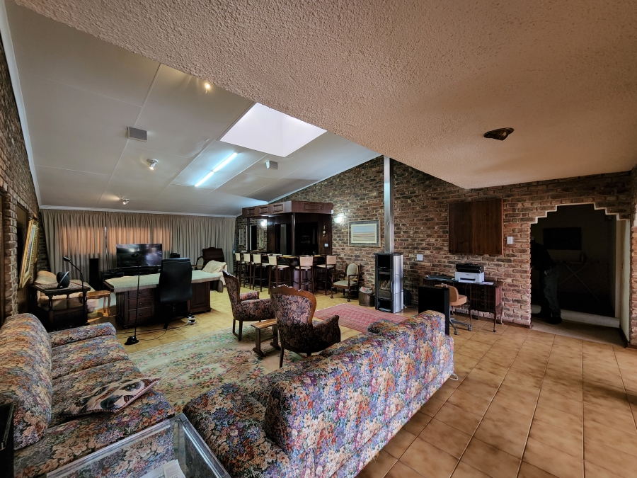 5 Bedroom Property for Sale in Mooivallei Park North West
